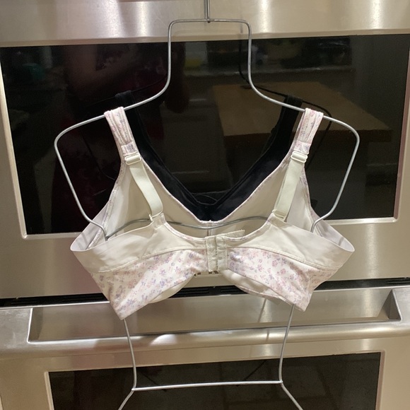 Bali size 38DD non padded underwire bra with side support panels. Under arms are - Picture 8 of 16